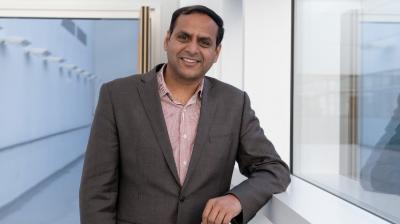 Know how the British doctor of Indian origin Vishwaraj Vemala saved the life of the passenger in the plane