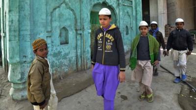UP hindu teaching urdu muslim read sanskrit shlok in gonda madrasa