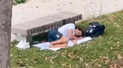 ਪੈਰਿਸ ਉਲੰਪਿਕ ਦੇ ਖੇਡ ਪਿੰਡ 'ਚ ਜ਼ਮੀਨ 'ਤੇ ਤੌਲੀਆ ਵਿਛਾ ਕੇ ਸੌ ਰਿਹਾ ਇਟਲੀ ਦਾ ਸੋਨ ਤਗਮਾ ਜੇਤੂ ਤੈਰਾਕ 