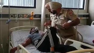 ਪੁਲਿਸ ਮੁਲਾਜ਼ਮ ਪੀੜਤ ਦੇ ਬਿਆਨ ਦਰਜ ਕਰਦੇ ਹੋਏ  