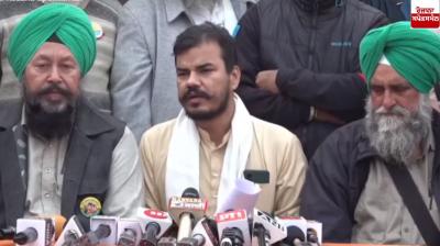 ਕਿਸਾਨ ਆਗੂ ਅਭਿਮਨਿਊ ਕੋਹਾੜ ਪੱਤਰਕਾਰਾਂ ਨਾਲ ਗੱਲਬਾਤ ਕਰਦੇ ਹੋਏ 