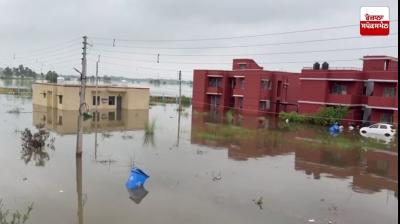 ਗੁਰਦਾਸਪੁਰ 'ਚ ਪਿੰਡ ਦਬੂੜੀ ਦੇ ਨਵੋਦਿਆ ਸਕੂਲ ਭਰਿਆ ਪਾਣੀ,400 ਦੇ ਕਰੀਬ ਬੱਚਿਆਂ ਸਮੇਤ ਅਧਿਆਪਕ ਵੀ ਫਸੇ