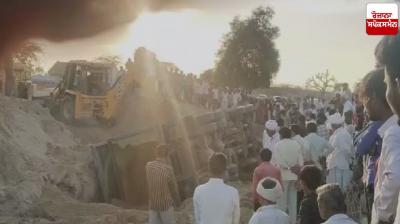 Dumper overturned on laborers working in Gujarat News