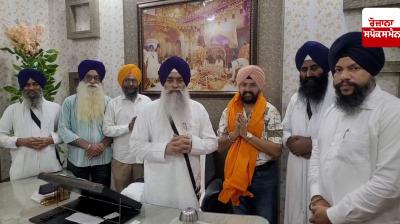 Giani Raghbir Singh honored Harmeet Singh Saluja on receiving his doctorate from the University of Chicago