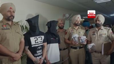 ਪੁਲਿਸ ਮੁਲਾਜ਼ਮ ਦੋਨੋਂ ਮੁਲਜ਼ਮਾਂ ਨੂੰ ਗ੍ਰਿਫਤਾਰ ਕਰ ਕੇ ਕੋਰਟ ’ਚ ਪੇਸ਼ ਕਰਨ ਲਈ ਲਿਜਾਂਦੇ ਹੋਏ 