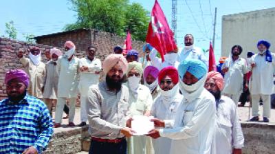 ਪਾਵਰਕਾਮ ਐਸਡੀਓ ਬਨੂੜ ਨੂੰ ਮੰਗ ਪੱਤਰ ਦਿੰਦੇ ਹੋਏ ਕਿਸਾਨ।