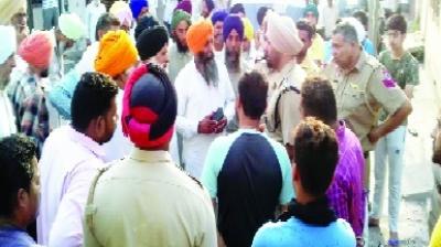 DSP Samrala Talking to farmers