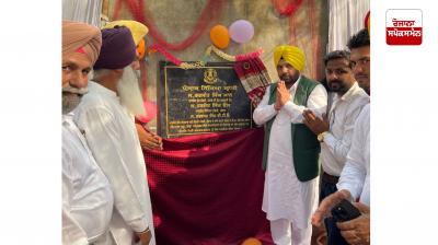 ਕੈਬਿਨਟ ਮੰਤਰੀ ਹਰਭਜਨ ਸਿੰਘ ਈ.ਟੀ.ਓ ਜੰਡਿਆਲਾ ਗੁਰੂ ਹਲਕੇ ਦੇ ਵੱਖ ਵੱਖ ਸਰਕਾਰੀ ਸਕੂਲਾਂ ਦਾ ਉਦਘਾਟਨ ਕਰਦੇ ਹੋਏ