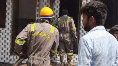 ਫ਼ਾਇਰ ਬ੍ਰਿਗੇਡ ਦੀ ਟੀਮ ਅੱਗ ’ਤੇ ਕਾਬੂ ਪਾਉਂਦੇ ਹੋਏ 