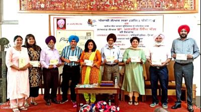 ਡਾ. ਮਨਜੀਤ ਸਿੰਘ ਬੱਲ ਦੀ ਕਿਤਾਬ ਰਿਲੀਜ਼ ਕਰਦੇ ਹੋਏ ਸਾਹਿਤਕਾਰ