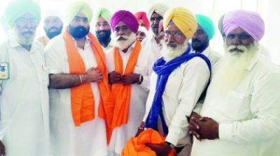 Gram Panchayat honoring Shahid Bittu's father Sadhu Singh and MLA Kiki Dhillon.