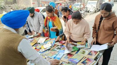 Books Langar at Batala on the occasion of International Mother Language Day
