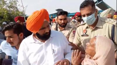 Opposition of MLA at the cremation of both the girls in village Sekha Khurd