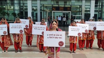 NRI ਲਾੜਿਆਂ ਤੋਂ ਤੰਗ ਆਈਆਂ ਲਾੜੀਆਂ ਹਵਾਈ ਅੱਡੇ 'ਤੇ ਪ੍ਰਦਰਸ਼ਨ ਕਰਦੀਆਂ ਹੋਈਆਂ