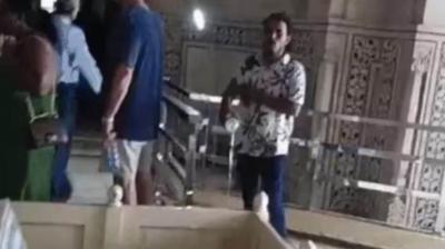  ਤਾਜ ਮਹਿਲ 'ਚ ਗੰਗਾ ਜਲ ਚੜ੍ਹਾਉਂਦਾ ਹੋਇਆ ਵਿਅਕਤੀ 