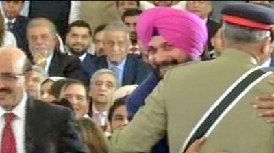 Navjot Singh Sidhu hug with Pak Army chief