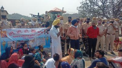 Punjab Teachers protest in front of Punjab CM's Farm House