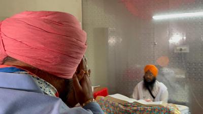Navjot Sidhu offers prayers at Gurdwara Dukhniwaran Sahib