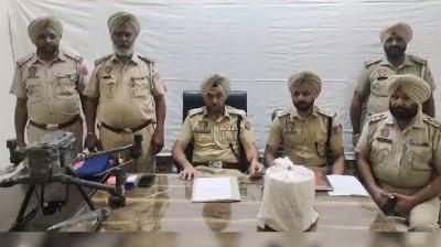 ਪੁਲਿਸ ਅਧਿਕਾਰੀ ਜਾਣਕਾਰੀ ਦਿੰਦੇ ਹੋਏ 