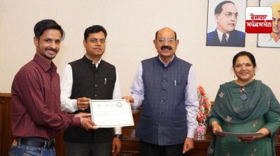 ਸ੍ਰੀ ਭਗਤ ਨੇ ਬਾਗ਼ਬਾਨੀ ਸਕੀਮਾਂ ਨੂੰ ਲਾਗੂ ਕਰਨ ’ਚ ਸ਼ਾਨਦਾਰ ਕੰਮ ਕਰਨ ਲਈ ਵਿਭਾਗ ਦੇ ਕਈ ਕਰਮਚਾਰੀਆਂ ਨੂੰ ਸਨਮਾਨਿਤ ਕਰਦੇ ਹੋਏ 