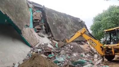 ਭਾਰੀ ਮੀਂਹ ਕਾਰਨ ਮਕਾਨ ਦੀ ਛੱਤ ਡਿੱਗੀ ਹੋਈ 