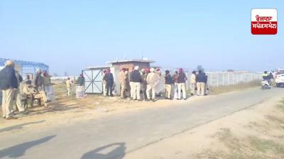 ਪਿੰਡ ਵਾਸੀਆਂ ਨੂੰ ਖਦੇੜਨ ਲਈ ਪੁਲਿਸ ਫੋਰਸ ਪੂਰੀ ਤਿਆਰੀ ਨਾਲ ਫੈਕਟਰੀ ਦੇ ਬਾਹਰ ਤਾਇਨਾਤ