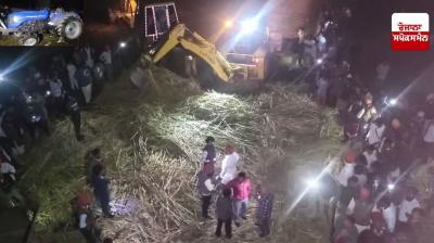 ਭਾਰੀ ਮੁਸ਼ੱਕਤ ਤੋਂ ਬਾਅਦ ਪੁਲਿਸ ਤੇ ਸਥਾਨਕ ਲੋਕ ਚਾਲਕ ਨੂੰ ਬਾਹਰ ਕੱਢਦੇ ਹੋਏ  