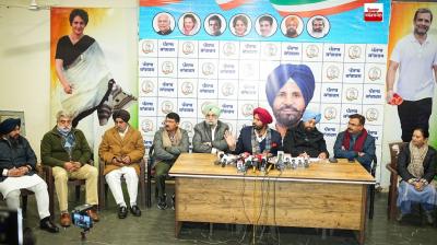 ਪ੍ਰੈਸ ਕਾਨਫਰੰਸ ਦੌਰਾਨ ਰਾਜਾ ਵੜਿੰਗ ਪੱਤਰਕਾਰਾਂ ਨਾਲ ਗੱਲਬਾਤ ਕਰਦੇ ਹੋਏ 