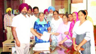 Anganwari Workers giving  Memorandum 