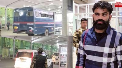 Jaggu Bhagwanpuria News: ਗੈਂਗਸਟਰ ਜੱਗੂ ਭਗਵਾਨਪੁਰੀਆ ਨੂੰ ਅੰਮ੍ਰਿਤਸਰ ਹਵਾਈ ਅੱਡੇ ਲੈ ਕੇ ਪਹੁੰਚੀ ਪੁਲਿਸ  photo