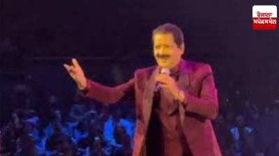 Singer Udit Narayan sparks controversy by kissing fan at concert