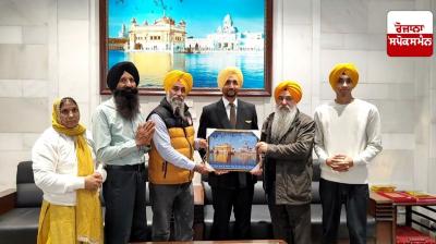 ਐਸਜੀਪੀਸੀ ਨੇ ਨੌਜਵਾਨ ਨੂੰ ਸਨਮਾਨਿਤ ਕਰਦੇ ਹੋਏ  