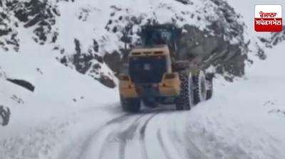 220 passengers rescued after vehicle gets stuck on Sinthan Top due to heavy snowfall