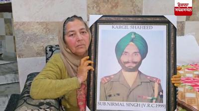 ਕਾਰਗਿਲ ਸ਼ਹੀਦ ਨਿਰਮਲ ਸਿੰਘ ਦੀ ਪਤਨੀ ਮਨਜੀਤ ਕੌਰ ਜਾਣਕਾਰੀ ਦਿੰਦੇ ਹੋਏ 