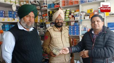 ਦੁਕਾਨਦਾਰ ਚੰਦਰਸ਼ੇਖਰ ਗਰਗ ਬੈਂਕ ਵਾਲਿਆਂ ਨੂੰ ਪੈਸੇ ਵਾਪਸ ਕਰਦੇ ਹੋਏ 