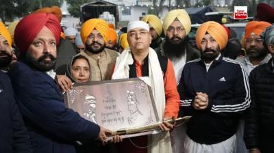 ਫਤਹਿਗੜ੍ਹ ਸਾਹਿਬ ਤੋਂ ਵਿਧਾਇਕ ਐਡਵੋਕੇਟ ਲਖਬੀਰ ਸਿੰਘ ਰਾਏ ਅਮਨ ਅਰੋੜਾ ਨੂੰ ਯਾਦਗਾਰੀ ਚਿੰਨ੍ਹ ਭੇਟ ਕਰਦੇ ਹੋਏ 