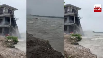 ਪੌਂਗ ਡੈਮ ਤੋਂ ਛੱਡਿਆ ਪਾਣੀ ਬਣਿਆ ਆਫ਼ਤ, ਪਾਣੀ 'ਚ ਵਹਿ ਗਈ ਬਹੁ-ਮੰਜ਼ਿਲਾ ਇਮਾਰਤ, ਕਈ ਹੋਰ ਘਰ ਖ਼ਤਰੇ 'ਚ