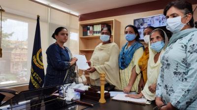  AAP's women's wing meets Manisha Gulati against Chandigarh police