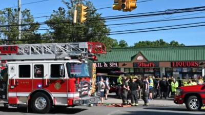 4 people died in collision between mini van and parlor