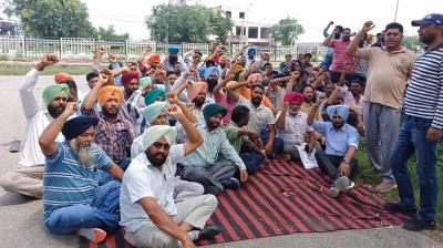 ਰੋਸ ਪ੍ਰਦਰਸ਼ਨ ਕਰਦੇ ਹੋਏ ਬਿਜਲੀ ਮੁਲਾਜ਼ਮ 