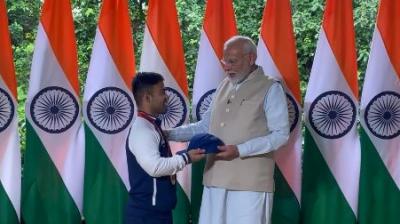 ਜੈਵਲਿਨ ਥਰੋ ਵਿਚ ਸੋਨ ਤਮਗਾ ਜਿੱਤਣ ਵਾਲੇ ਨਵਦੀਪ ਸਿੰਘ ਨੇ PM ਨਰਿੰਦਰ ਮੋਦੀ ਨੂੰ ਟੋਪੀ ਕੀਤੀ ਭੇਂਟ 