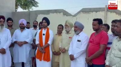 ਪਿੰਡ ਵਾਸੀ ਨਵੇਂ ਬਣੇ ਸਰਪੰਚ ਸ਼ਿਵਰਾਜ ਦਾ ਸਿਰੋਪਾ ਪਾ ਕੇ ਸਨਮਾਨਿਤ ਕਰਦੇ ਹੋਏ 