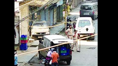 ਇਕੋ ਪਰਵਾਰ ਦੇ 7 ਜੀਆਂ ਨੂੰ ਕੋਰੋਨਾ ਹੋਣ ਕਰ ਕੇ ਚਾਂਦ ਨਗਰ ਇਲਾਕੇ 'ਚ ਚੌਕਸੀ ਕਰਨ ਪੁੱਜੀ ਪੁਲਿਸ।