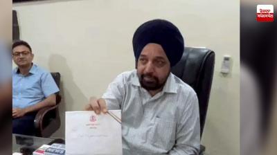 2 policemen suspended for pushing the civil surgeon out of the independence ceremony