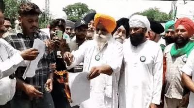 Farmers' tractor march in Ludhiana: Saree copies of black laws