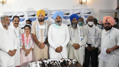 ozens of leaders leaving Congress, Akali Dal and LIP join AAP 