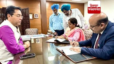 ਸਮਝੌਤੇ 'ਤੇ ਪੰਜਾਬ ਊਰਜਾ ਵਿਕਾਸ ਏਜੰਸੀ (ਪੇਡਾ) ਦੇ ਸੀ.ਈ.ਓ. ਨੀਲਿਮਾ ਅਤੇ ਐਚ.ਪੀ.ਆਰ.ਜੀ.ਈ. ਦੇ ਸੀਈਓ ਸ੍ਰੀ ਮੋਹਿਤ ਧਵਨ ਵੱਲੋਂ ਹਸਤਾਖਰ ਕਰਦੇ ਹੋਏ 