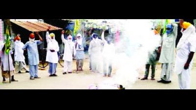 ਭਰਾਤਰੀ ਜਥੇਬੰਦੀਆਂ ਵਲੋਂ ਕੇਂਦਰ ਤੇ ਪੰਜਾਬ ਸਰਕਾਰ ਦਾ ਪੂਤਲਾ ਫੂਕਣ ਸਮੇਂ।