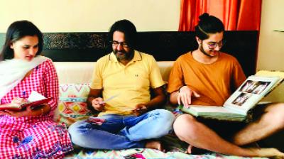 ਰੰਗਮੰਚ ਦੇ ਅਦਾਕਾਰ ਆਪਸ ਵਿਚ ਪ੍ਰਵਾਰ ਦੀਆਂ ਪੁਰਾਣੀਆਂ ਤਸਵੀਰਾਂ ਵੇਖਦੇ ਹੋਏ।