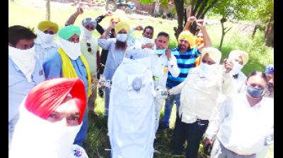 ਪਿੰਡ ਹਮਾਂਯੂਪੁਰ ਵਿਖੇ ਪੰਜਾਬ ਸਰਕਾਰ ਤੇ ਜਲ ਸਪਲਾਈ ਮੈਨੇਜਮੈਂਟ ਦਾ ਪੁੱਤਲਾ ਸਾੜਦੇ ਹੋਏ ਜਥੇਬੰਦੀ ਆਗੂ।